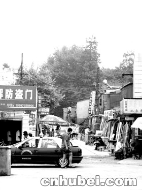 被堵大门何时畅通洪山区城管局:马上拆违(图)