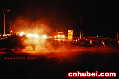 长江二桥一配电房失火 三镇部分通信受影响(图