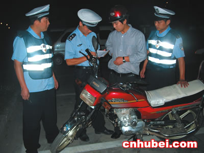 猎豹行动 武汉交警查摩的(图)