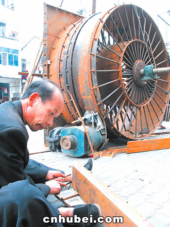 中年汉子痴迷搞发明街头制造两用发电机(图)