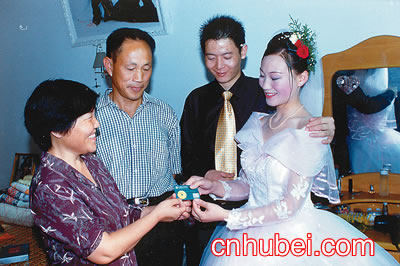 农民嫁女送金卡(图)