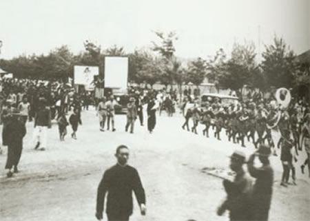 武汉各界举行声势浩大的游行示威(图)