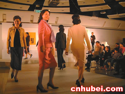 湖北省老年大学服装模特队的表演风格受到好评