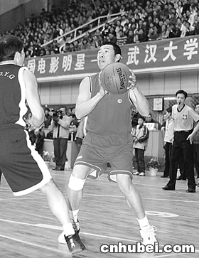 武大上演特殊篮球赛 电影明星VS武大教授(图)