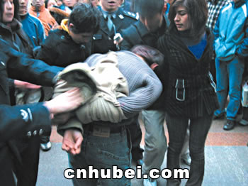 江汉区300民警上街反扒 步行街上抓现行(图)