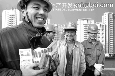 农民工开心领工钱(图)