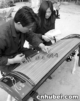 小镇古筝、古琴销海外(图)