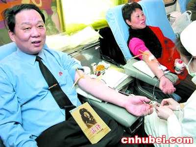 热血家庭一家三口五年献血6200毫升(图)