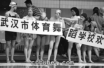 英东游泳馆楚天三 八游泳周 落幕