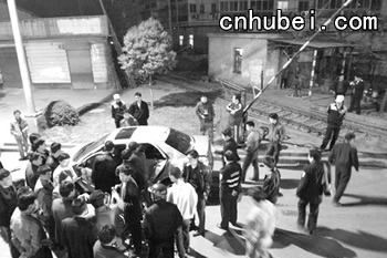 大意司机误闯关 铁路道口火车推着汽车跑(图)