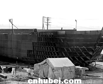 2公里滩涂上40艘劣船想下水 有人在江滩大肆违