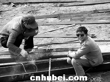 2公里滩涂上40艘劣船想下水 有人在江滩大肆违