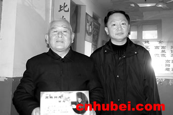 湖北日报编辑部向老通讯员高琪赠送纪念相框(