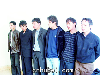 【金报视点】爱到尽头 疯狂男子沦为蒙面贼首