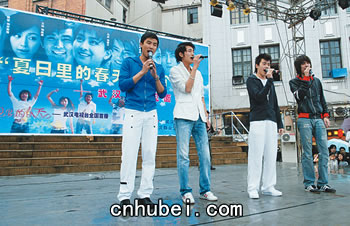 俊男靓女带来《夏日里的春天》(图)