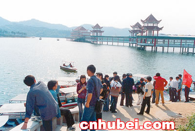 新洲道观河游客回升(图)