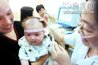 害怕是大头娃娃 宝宝忙测头围(图)