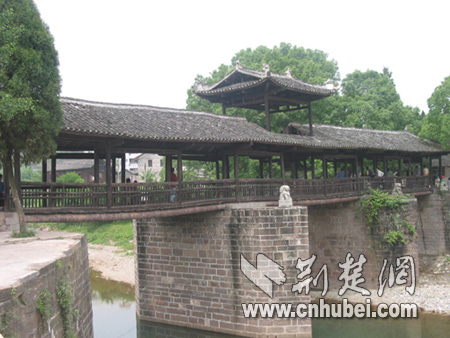 通往贺龙故居的贺龙桥(图)