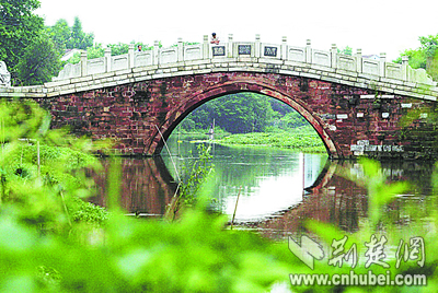 武汉现存最古老的石桥严重受损伤(组图)