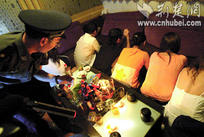 缉毒警夜袭海洋之星 抓获涉嫌吸贩毒者53人