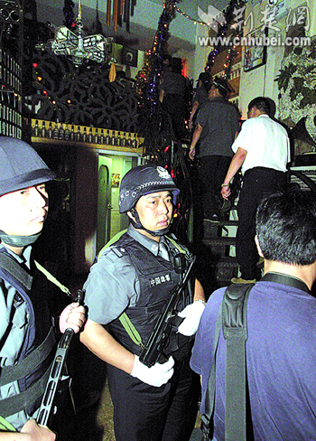 缉毒警夜袭海洋之星 抓获涉嫌吸贩毒者53人