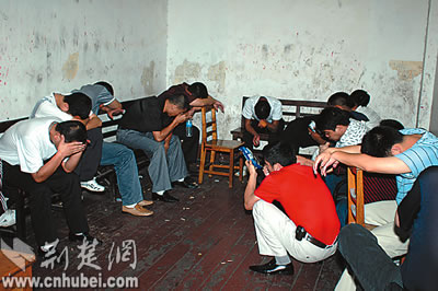 武汉警方昨在沌口某度假村捣毁一赌博公司(图