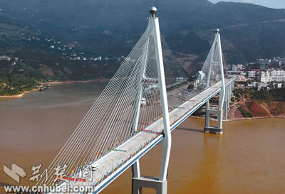 南北天堑变通途 巴东长江大桥建成通车(图)