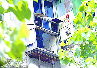 汉阳一居民楼突爆高压锅 一声巨响天降两把刀