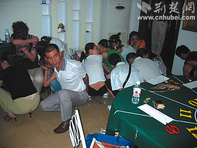 警方突袭百家乐赌场 危情时刻救女牌手(图)