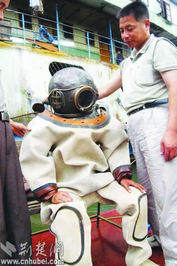 替人打捞物品和尸体 江城有群水猫子(图)