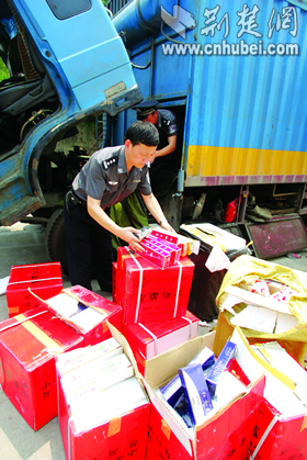 民警识破特洛伊木马 油罐车暗藏200箱烟(图)
