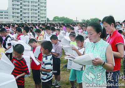 华一寄宿学校军训不忘德育 每天须读传统名篇