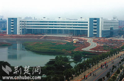 华科大落成万人教学楼 同时容纳18400学子(