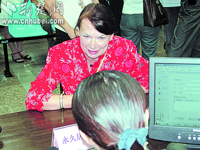 武汉昨起发行中国绿卡 丹麦女士成申领第一人