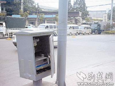 电表盒离地一米 小孩伸手可碰到电线接头(图)