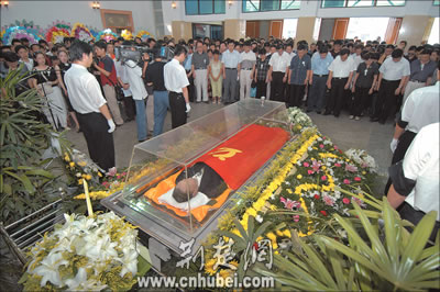夏雨田遗体告别仪式昨在汉举行(图)