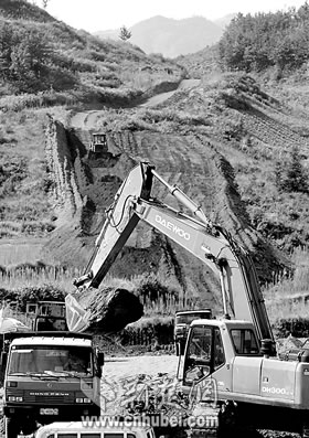 崇阳村村通公路(图)