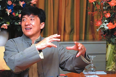 《新警察故事》上海见面会 成龙大哥风范(图)