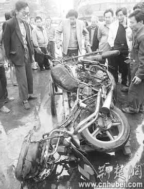 等红绿灯时摩托车突然起火 5分钟烧成骨架子(