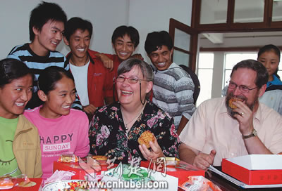 Foreigner teachers celebrate Mid-Autumn festi