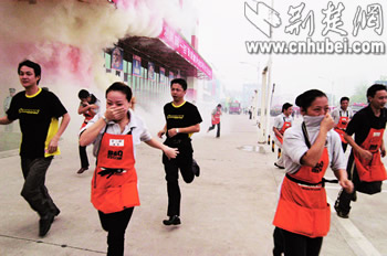 武昌中北路百安居建材超市举行灭火演习(图)