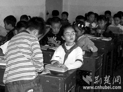 混血小女孩在黄州学习 <em>头发</em>竟由<em>黄变黑</em>(图)