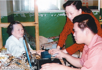 汉川劳动保险局为高龄退休职工身体年检(图)