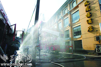 汉口凤凰楼酒店厨房失火 一工人有生命危险(图