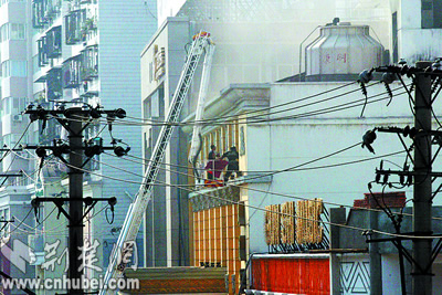 汉口凤凰楼酒店厨房失火 一工人有生命危险(图