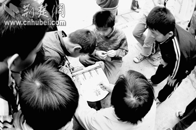 武昌首义路小学门前摇奖机引诱小学生(图)