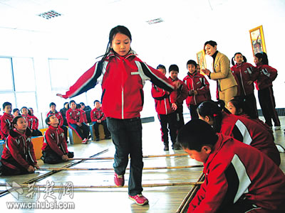 [校园新风]音乐课,跳起欢快竹竿舞(图)