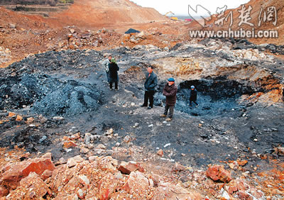 鄂州一地开山修路挖出了煤(图)