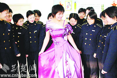 图文:海军工程大学女生时装秀(图)