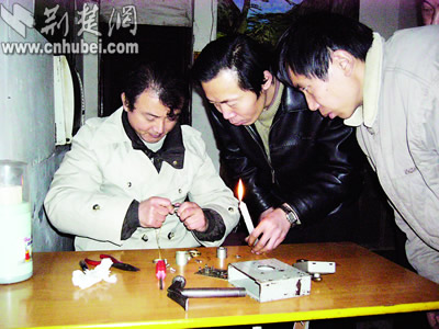 开锁大王挑战专利锁发明大王 100分钟内落败(图)